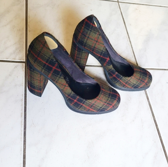 born in California Shoes - Born in California army green and black chunky heel pumps...size 7